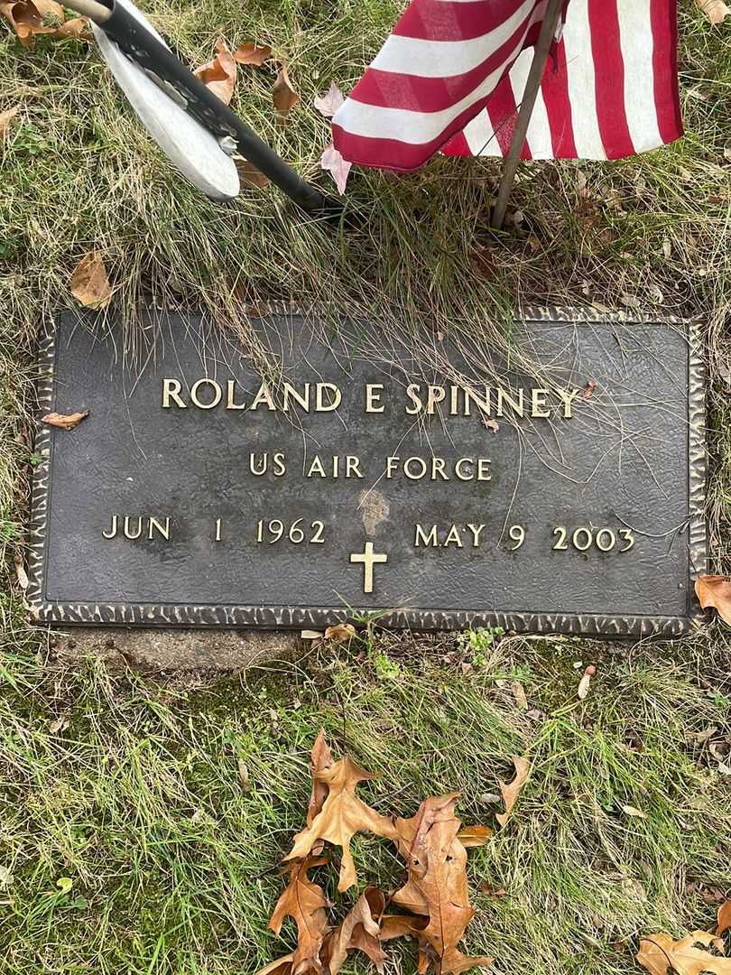 Roland E. Spinney's grave. Photo 3