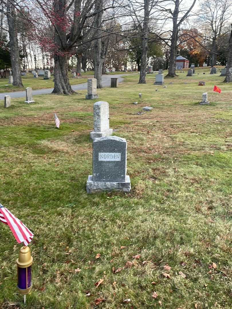 Bessie E. Norden's grave. Photo 2