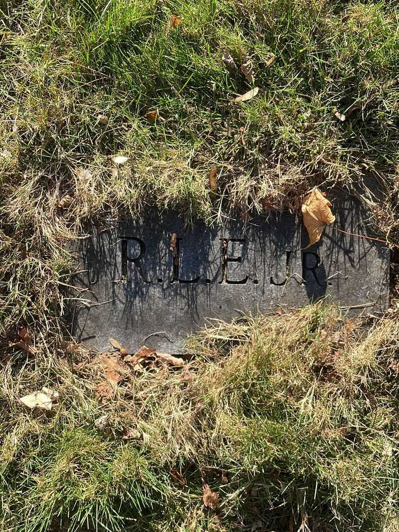 Robert Leonard Eckert Junior's grave. Photo 5