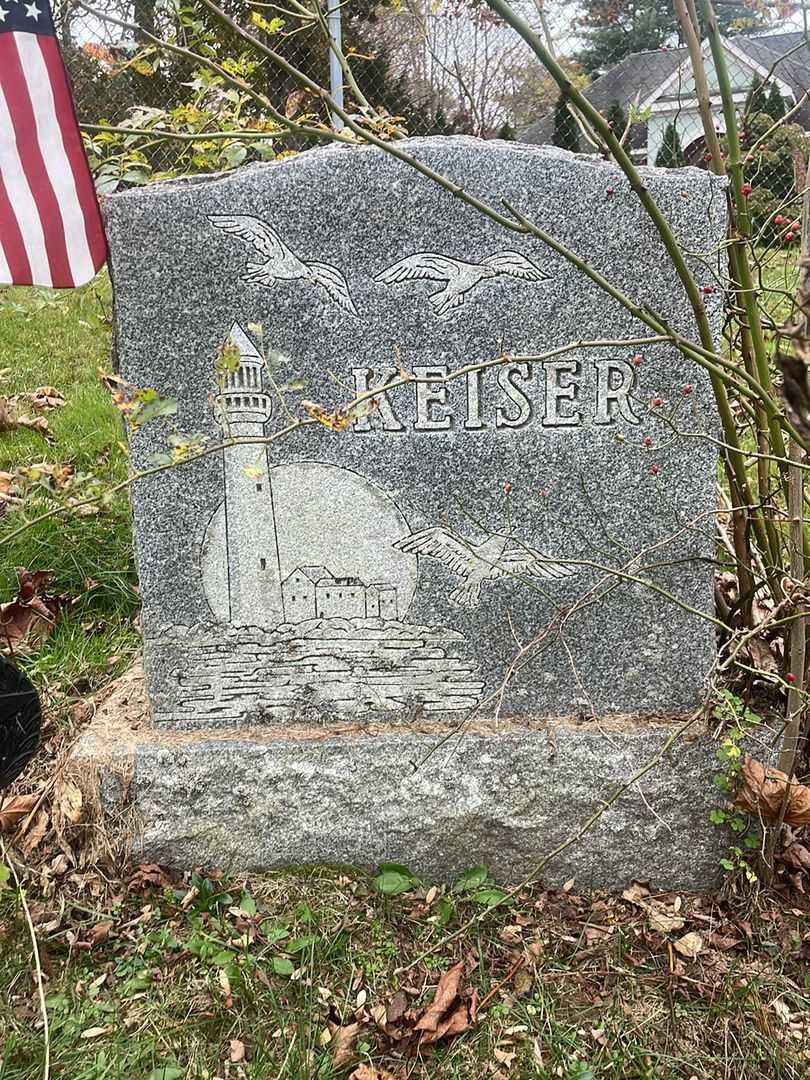 Roy E. Keiser's grave. Photo 1