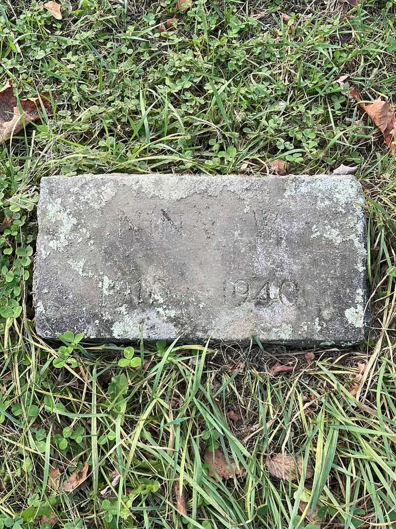 Nina W. Currier's grave. Photo 4