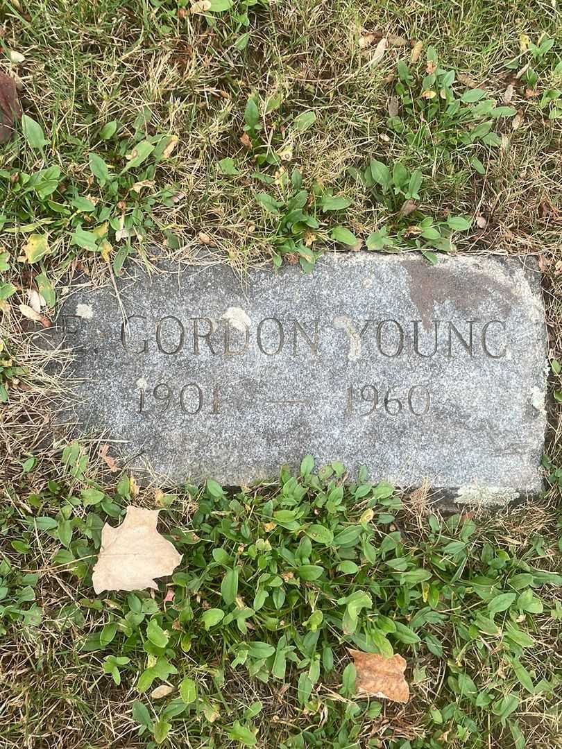 Doris Emery Porter Young's grave. Photo 1