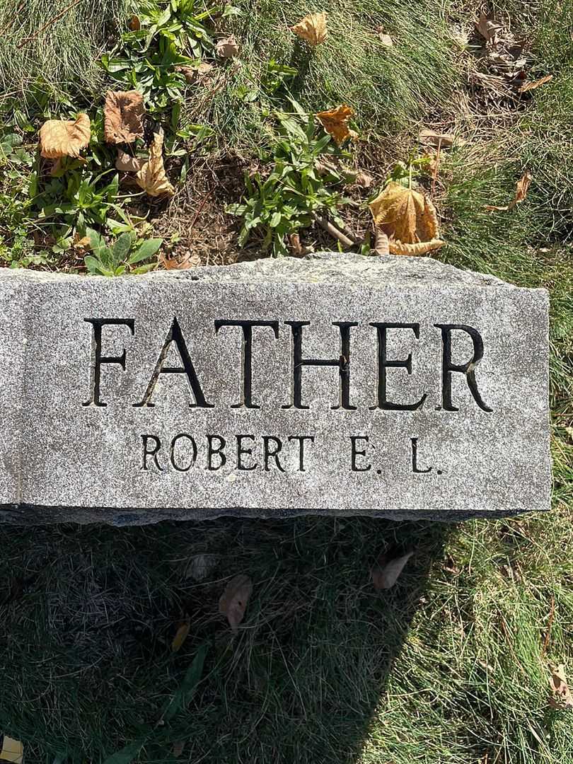 Robert E. L. Whitcomb's grave. Photo 4