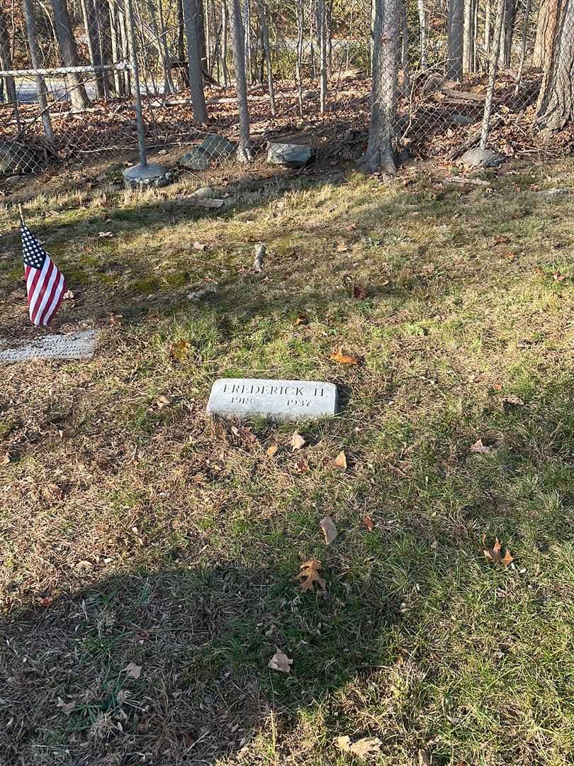 Frederick H. Bailey's grave. Photo 2