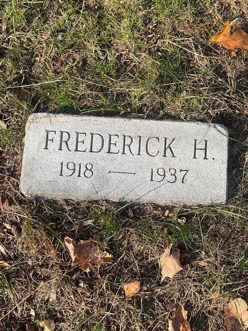 Frederick H. Bailey's grave. Photo 3