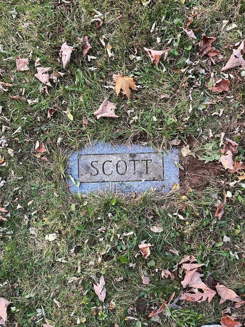 S. Scott Thompson's grave. Photo 4