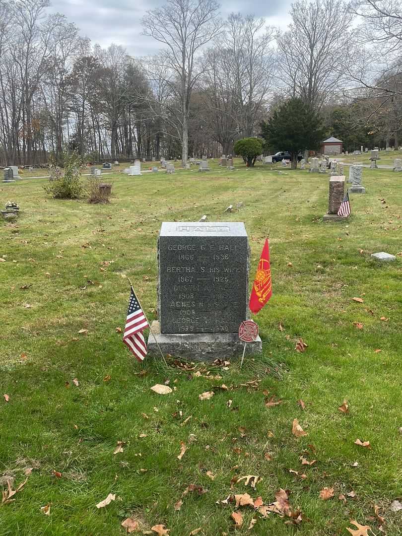 Bertha S. Hall's grave. Photo 2