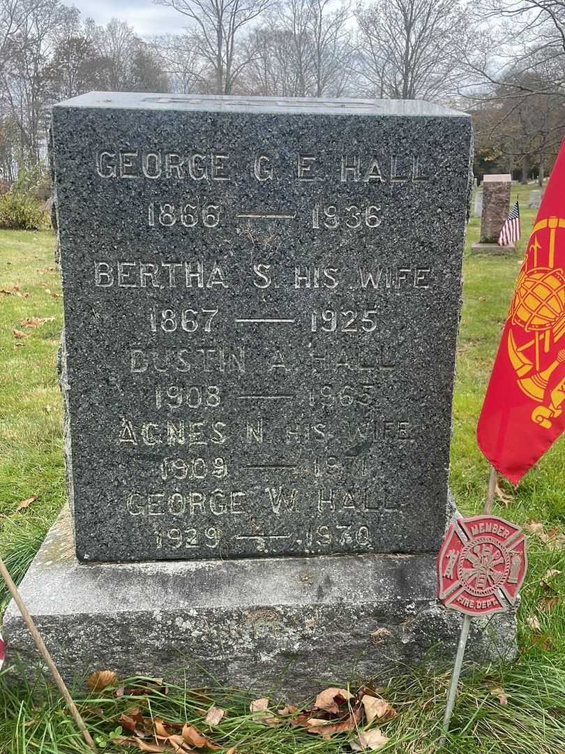 Bertha S. Hall's grave. Photo 1