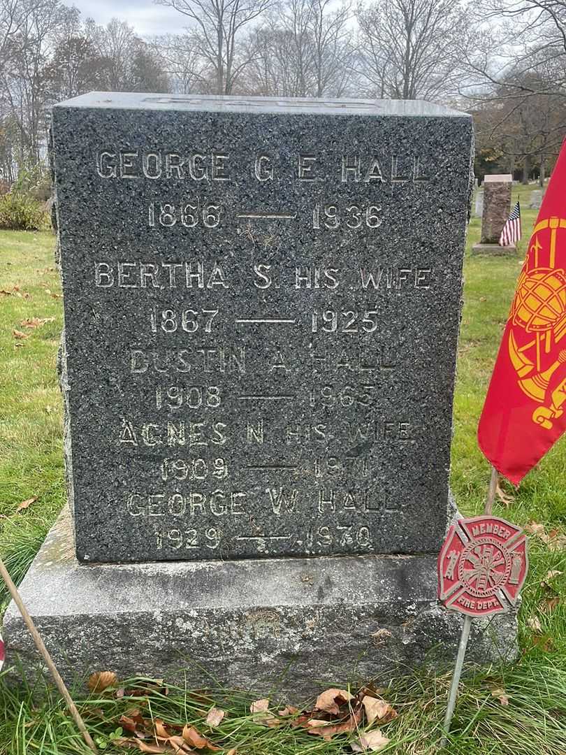 Agnes N. Hall's grave. Photo 1