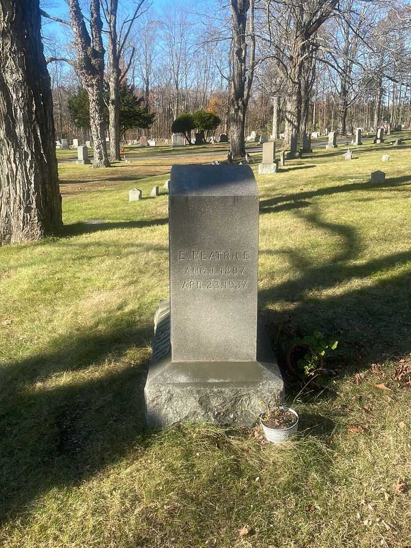 E. Beatrice Titcomb's grave. Photo 2