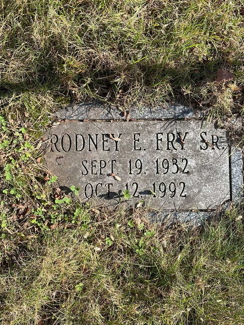 Rodney E. Fry Senior's grave. Photo 3