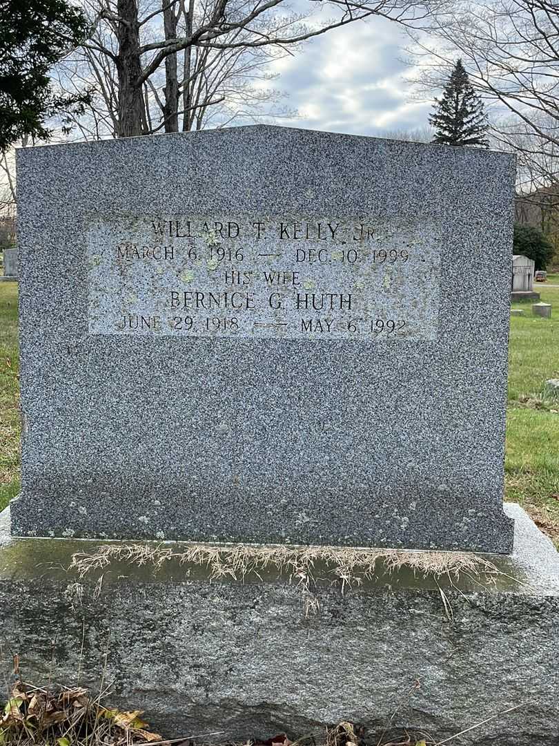 Willard T. Kelly Junior's grave. Photo 3