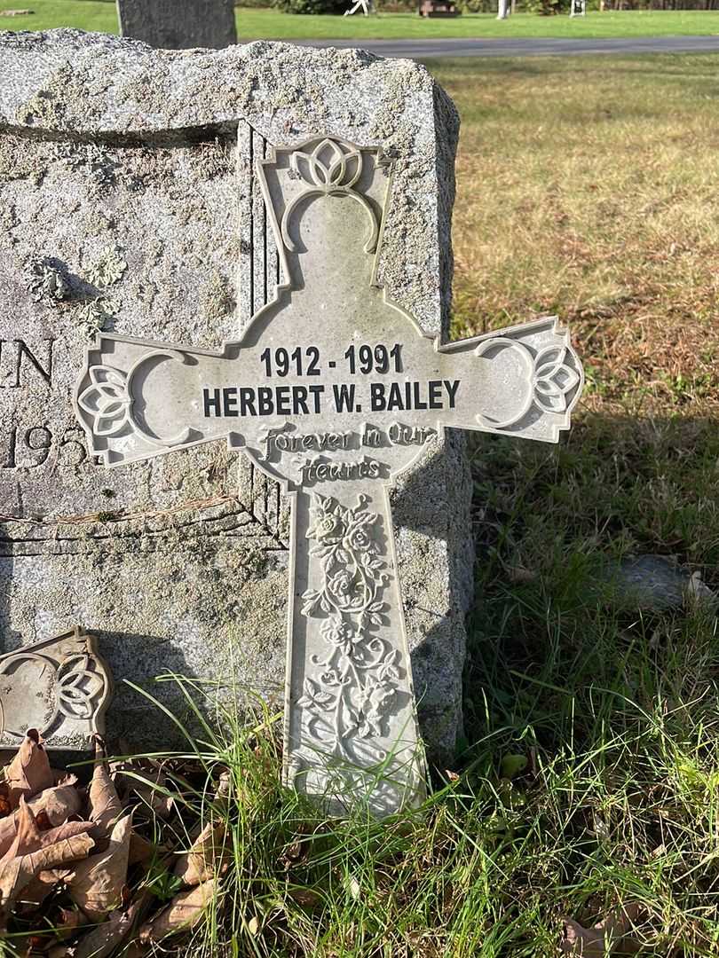 Herbert W. Bailey's grave. Photo 3