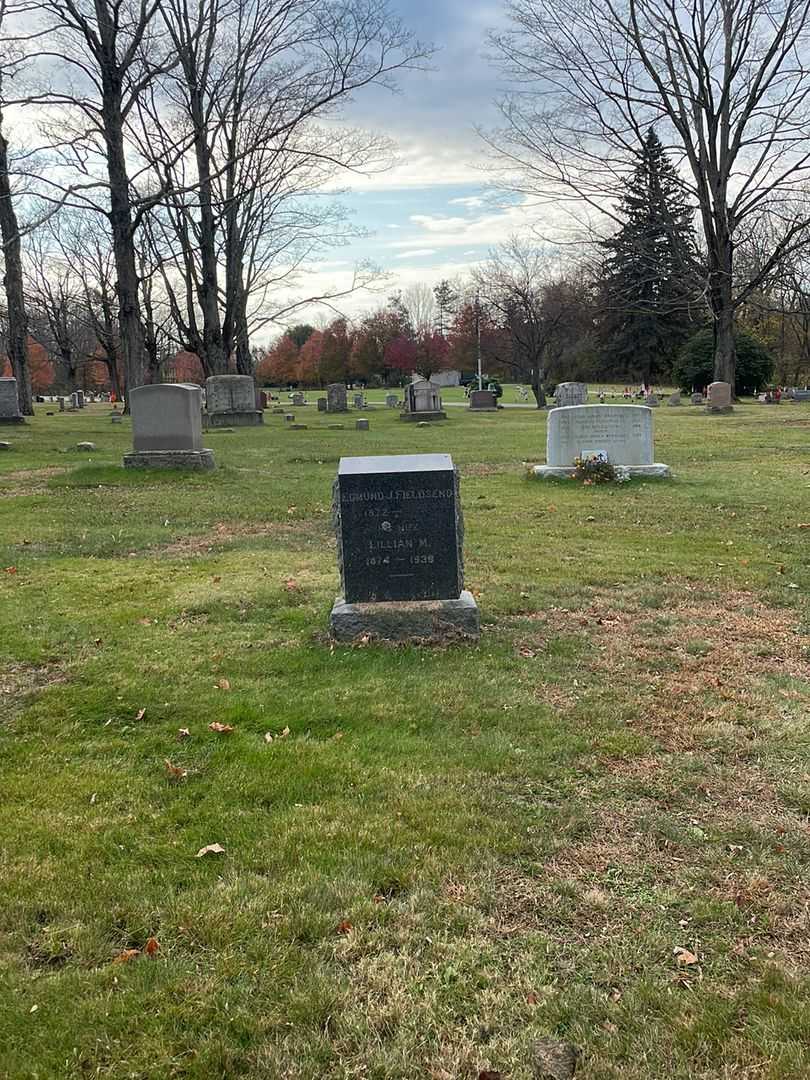 Lillian M. Fieldsend's grave. Photo 2