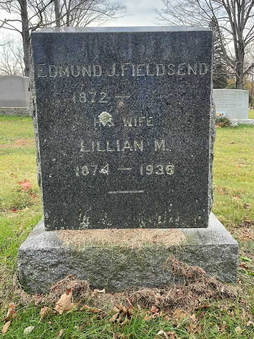 Lillian M. Fieldsend's grave. Photo 1