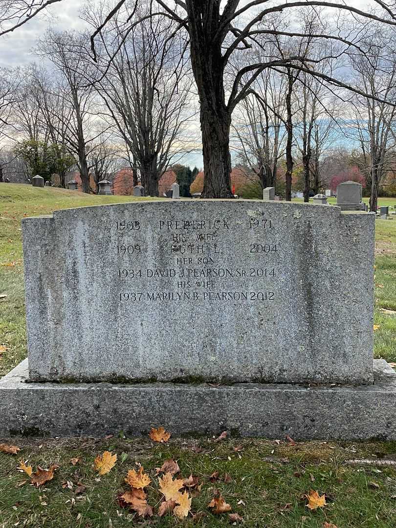 Ruth L. Ingraham Pearson's grave. Photo 3
