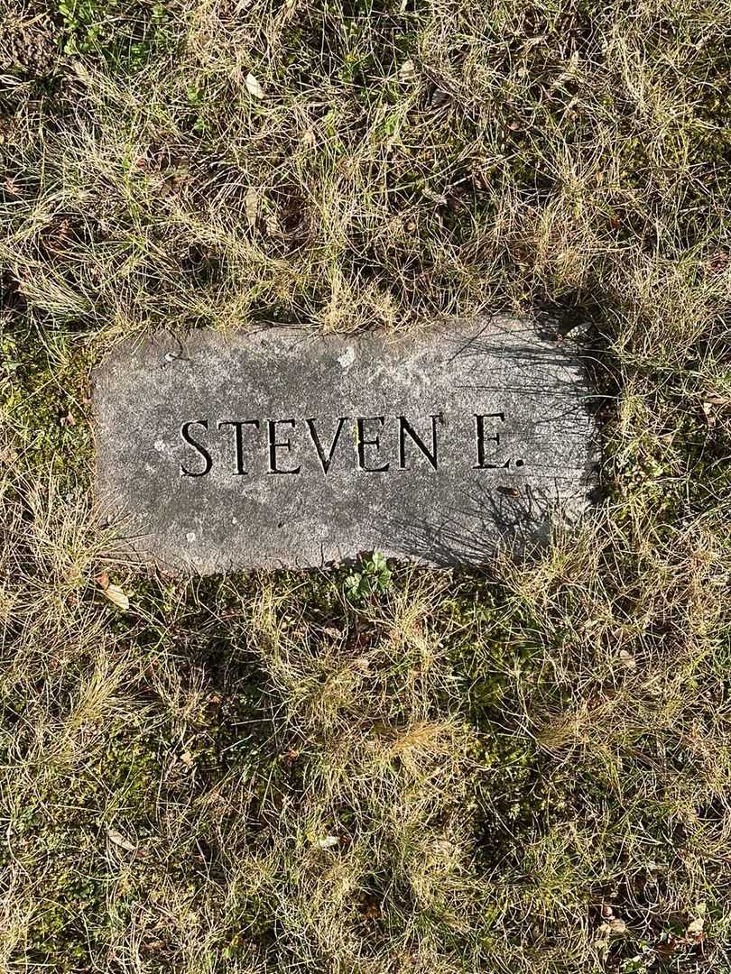 Steven E. Sinclair's grave. Photo 4