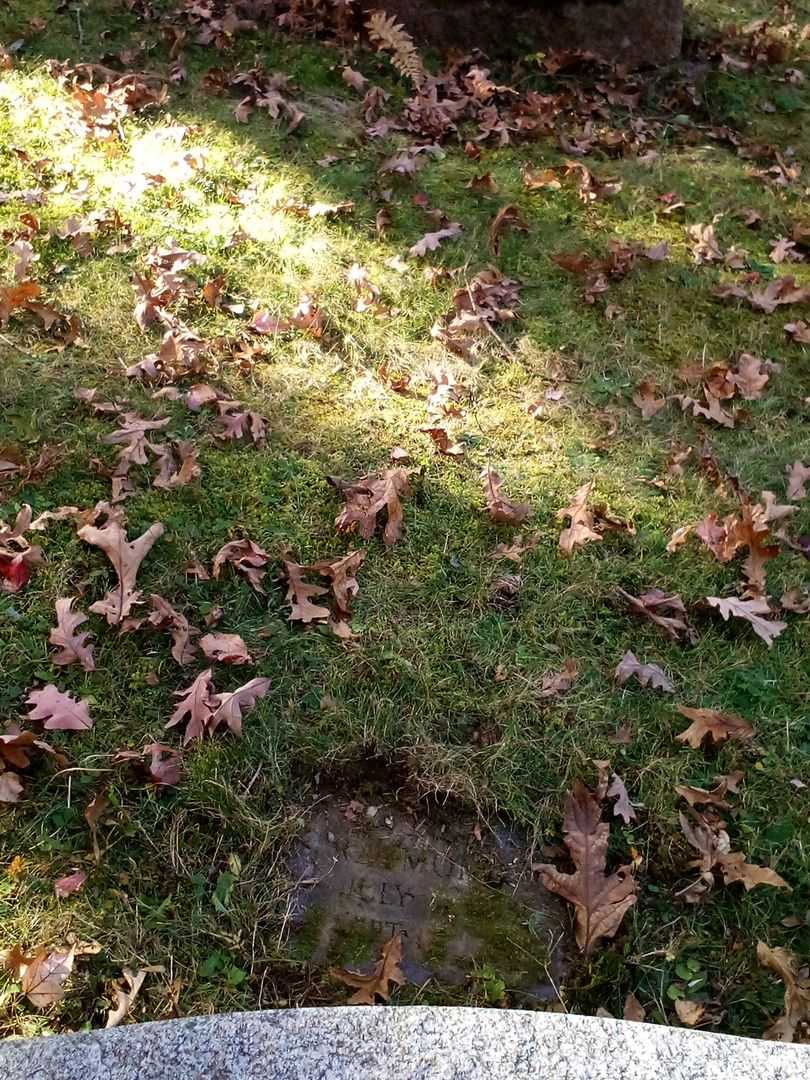 Raymond Odiorne's grave. Photo 2