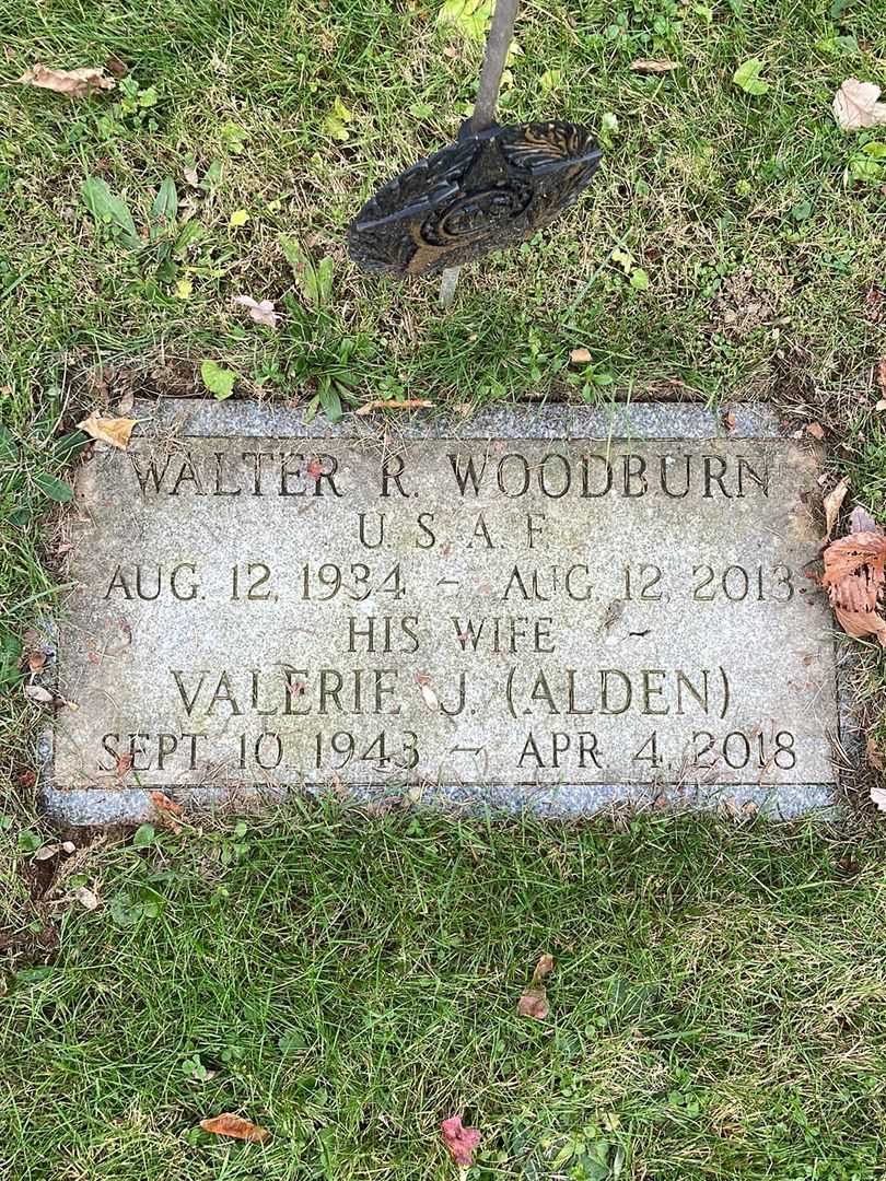 Valerie J. Alden Woodburn's grave. Photo 1