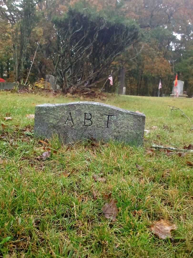 Arthur Brewster Tuttle's grave. Photo 4