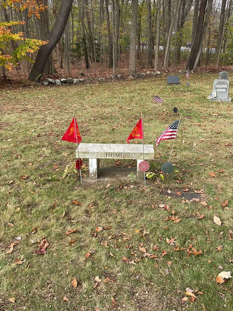 Harold J. Hume's grave. Photo 2