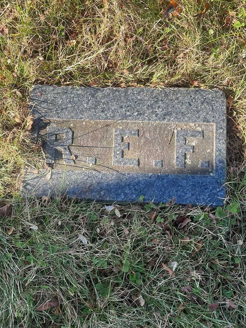 Robert E. Farra's grave. Photo 3