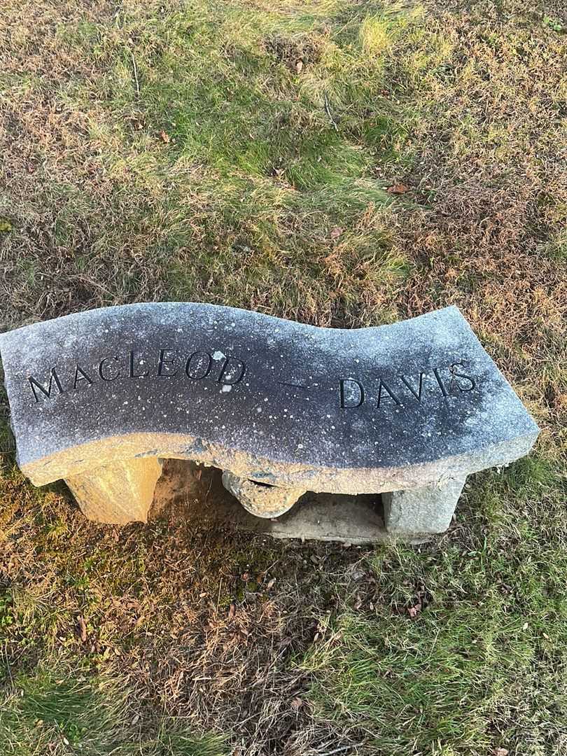 Florence Davis McKenizie's grave. Photo 1