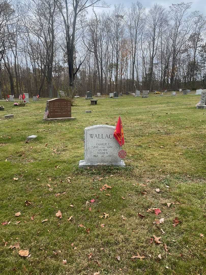 Charlie E. Wallace's grave. Photo 2