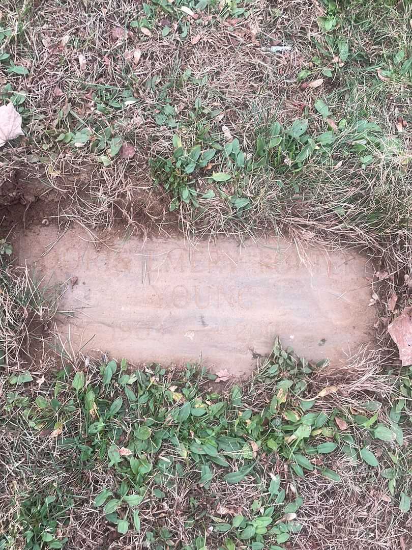 Doris Emery Porter Young's grave. Photo 3