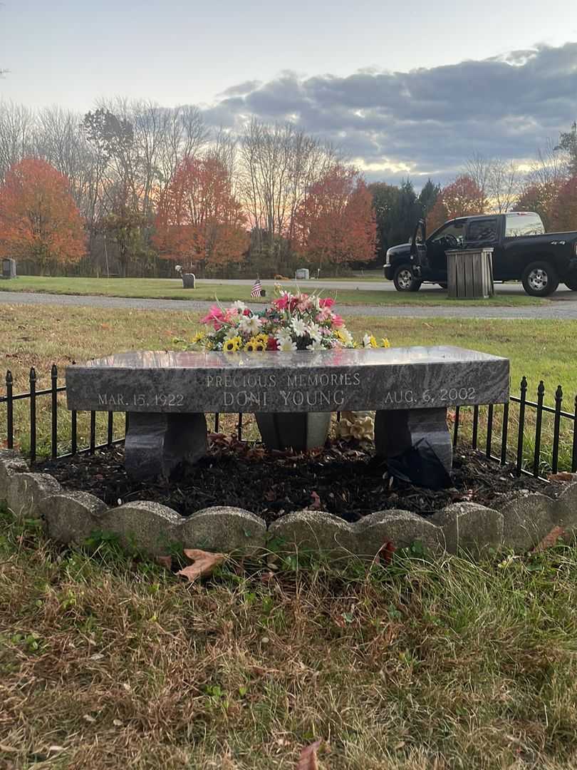 Doni Young's grave. Photo 4