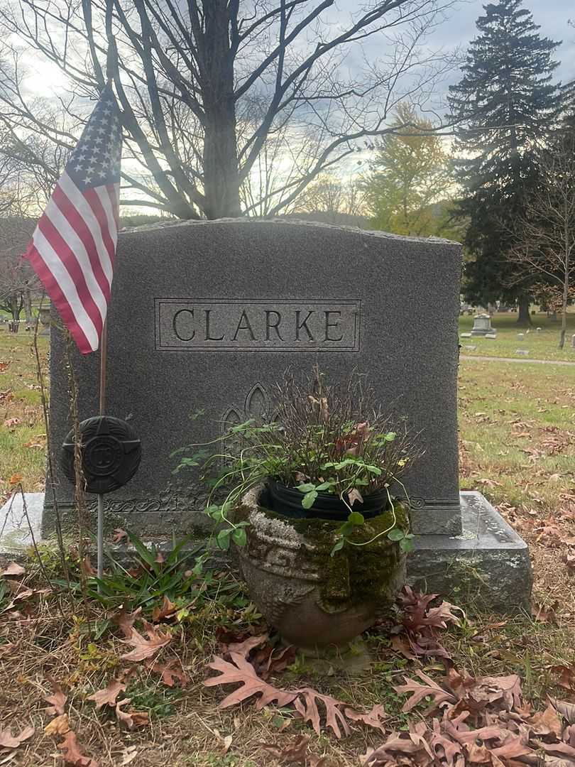 Bertha R. Walls Clarke's grave. Photo 3