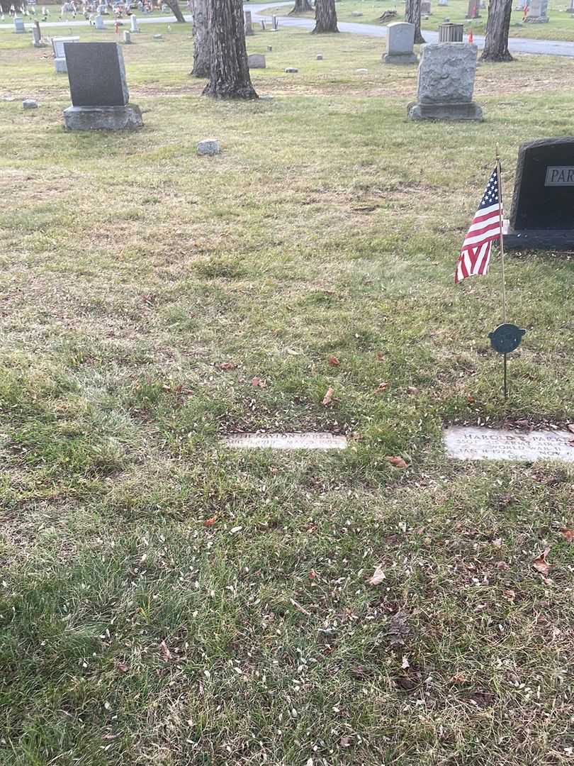 Ruth Naylor Parker's grave. Photo 3