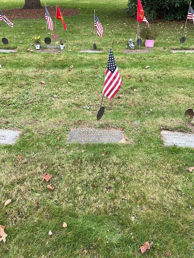 Evelyn L. Valeri's grave. Photo 2