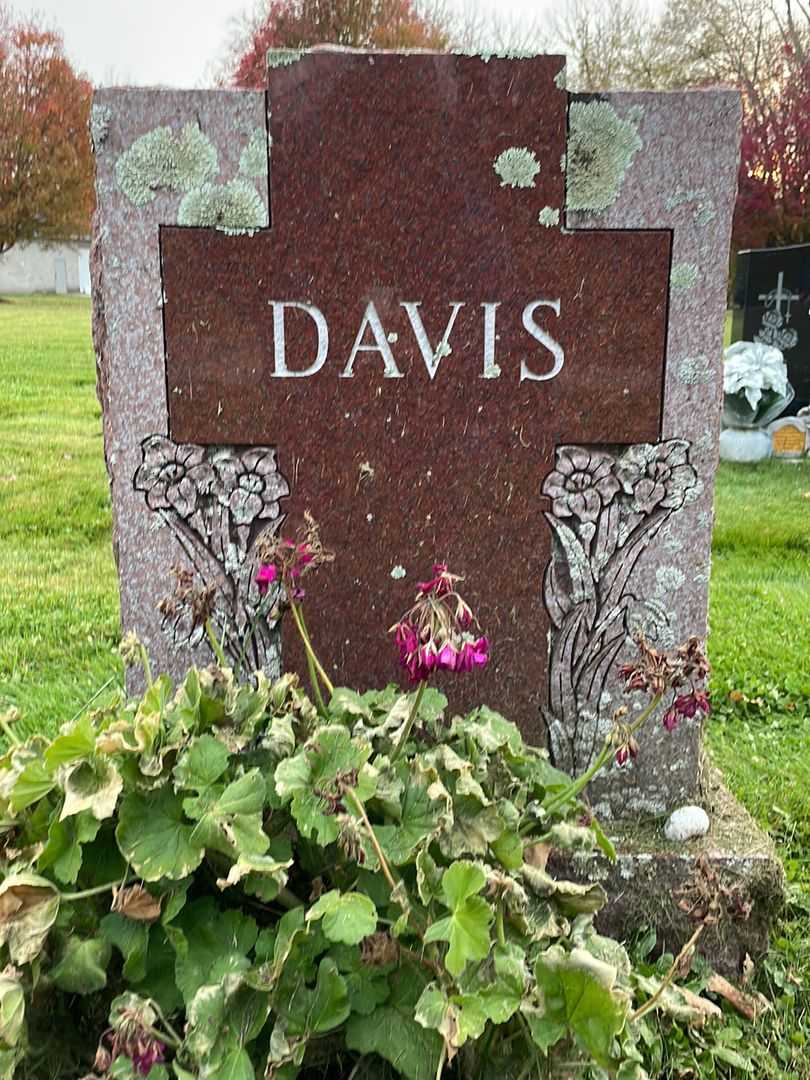 Dierdre J. Davis's grave. Photo 1