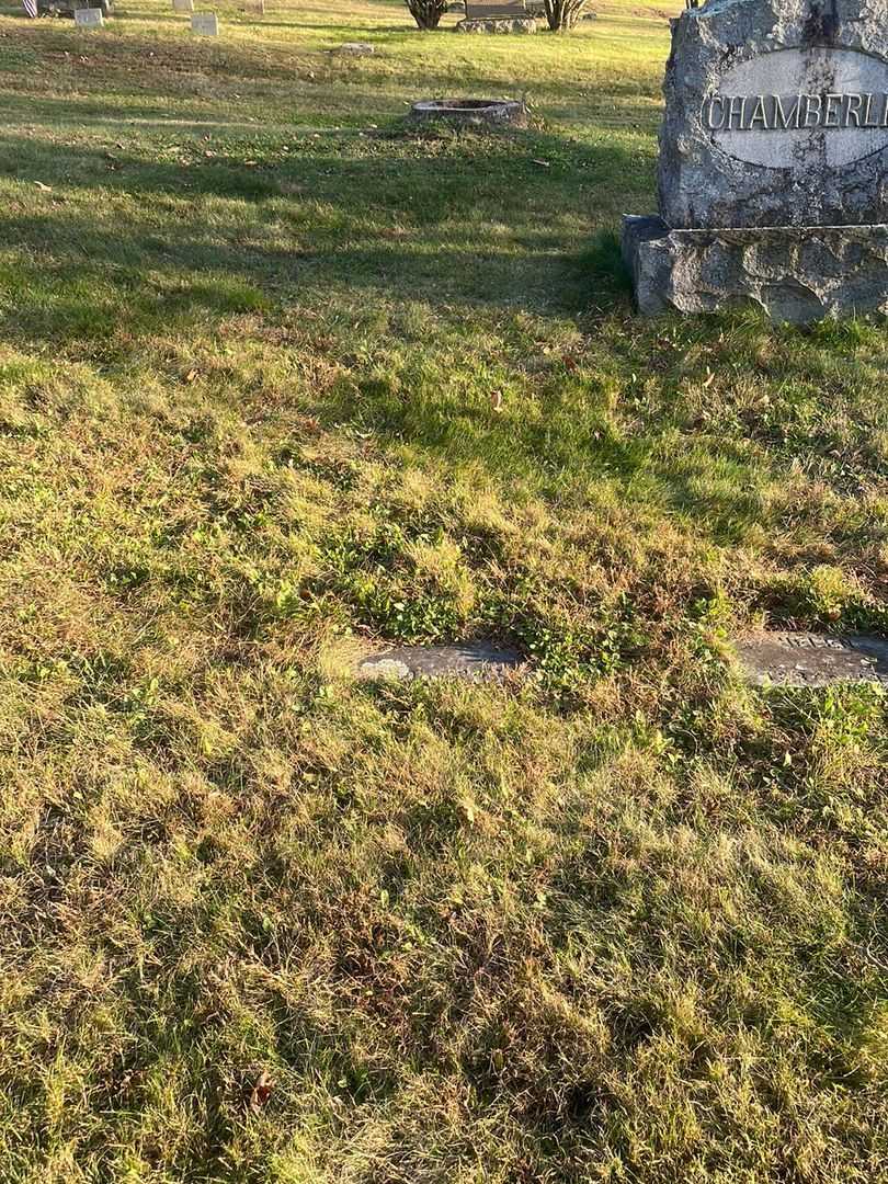 Emile M. Chamberlin's grave. Photo 3