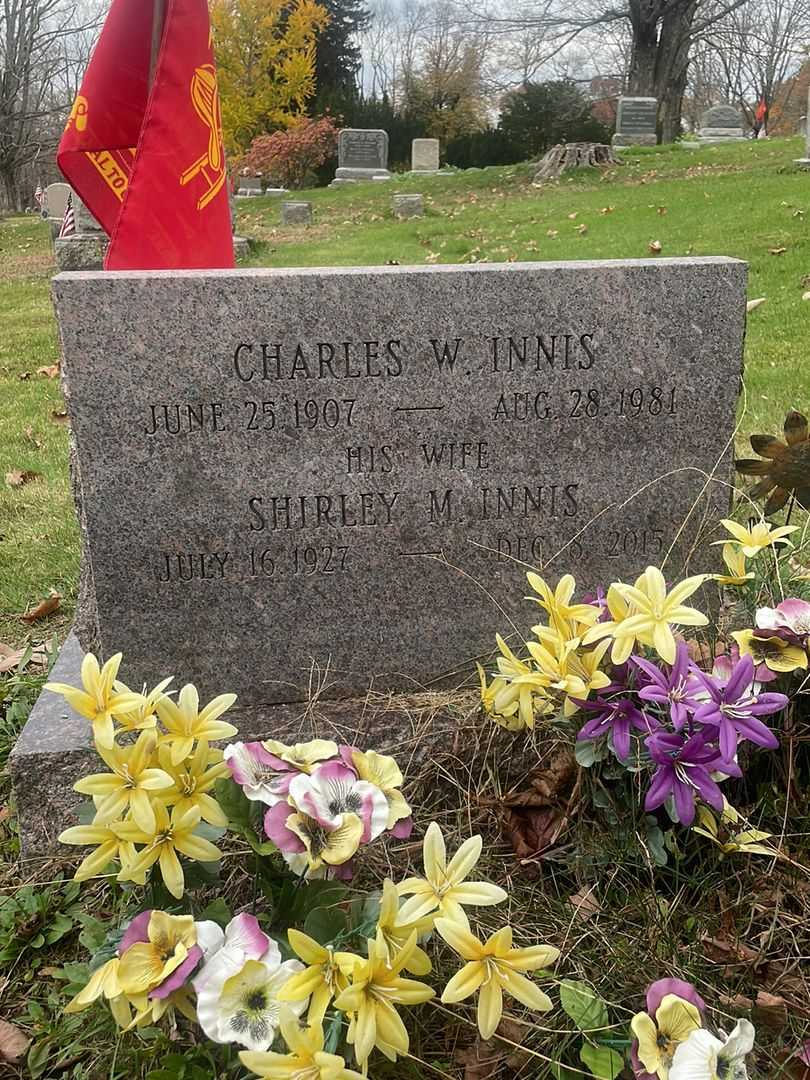 Charles W. Innis's grave. Photo 4