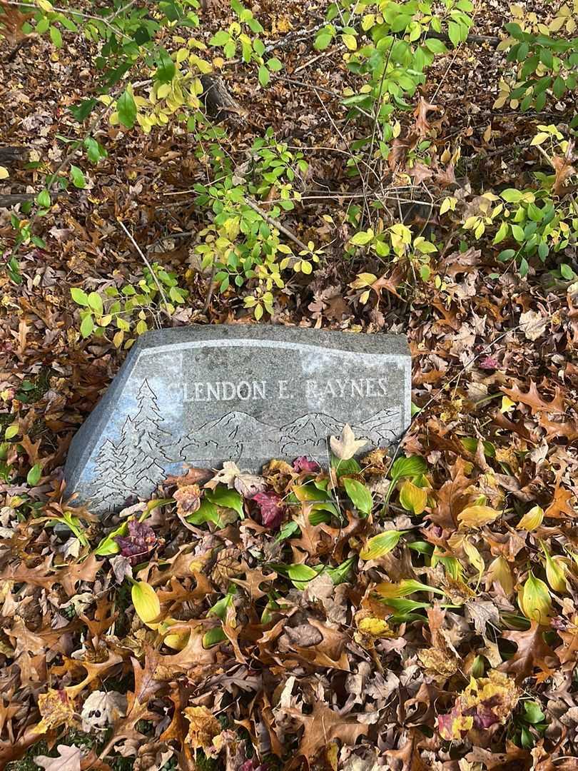 Glendon E. Raynes's grave. Photo 1