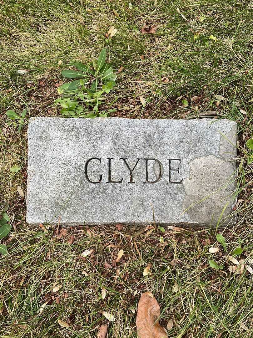 Clyde M. Thompson's grave. Photo 4