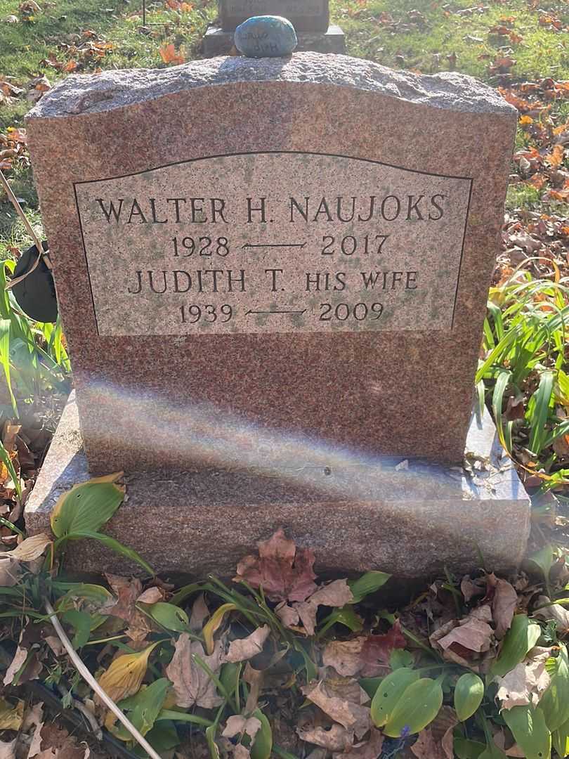 Walter H. Naujoks's grave. Photo 3