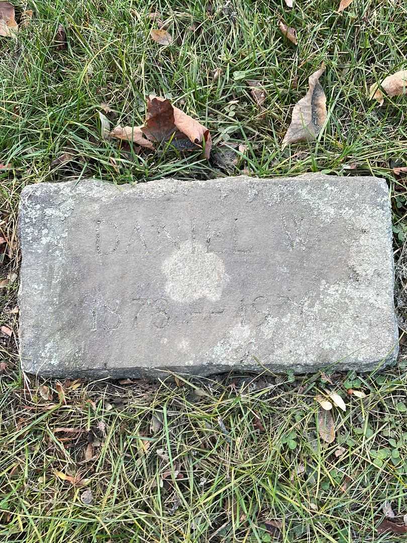 Daniel W. Currier's grave. Photo 4