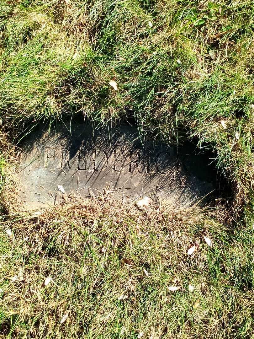 Frederick S. Manning's grave. Photo 4