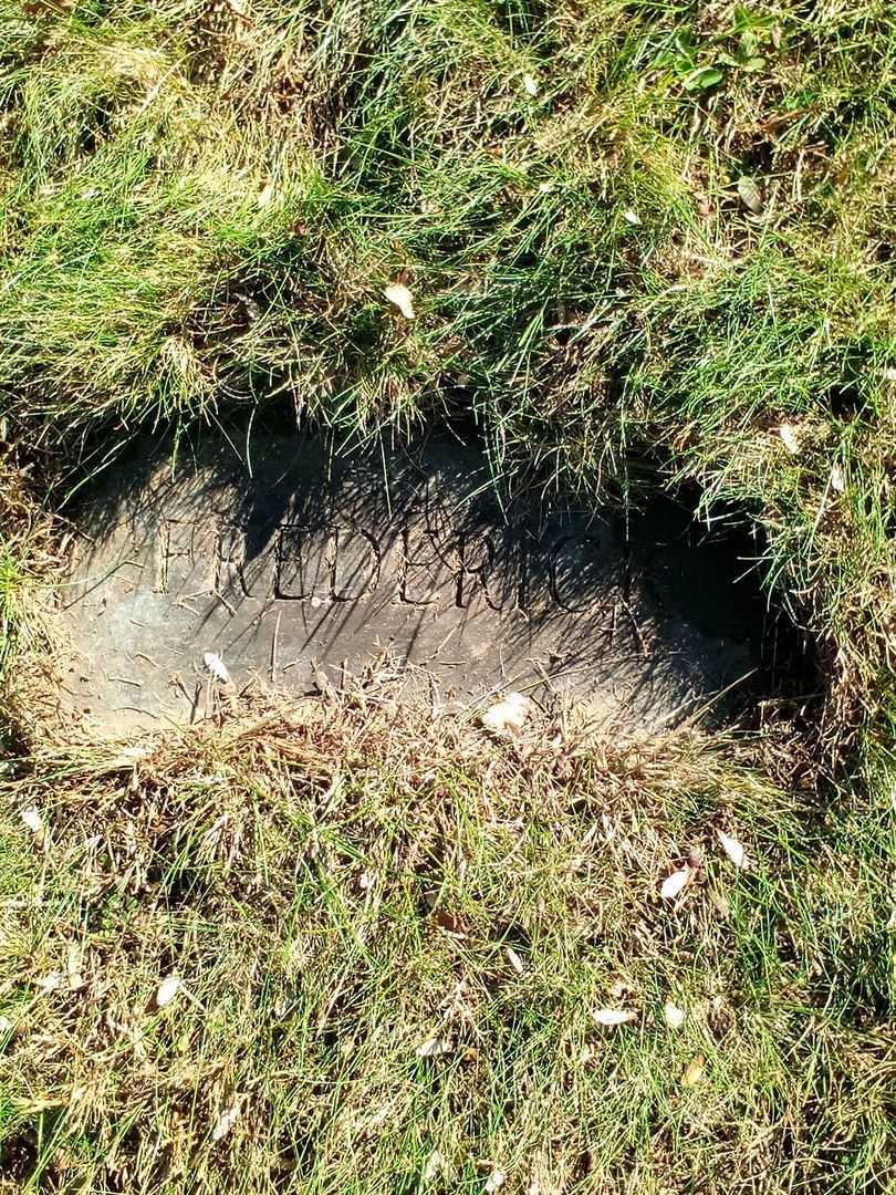 Frederick S. Manning's grave. Photo 5