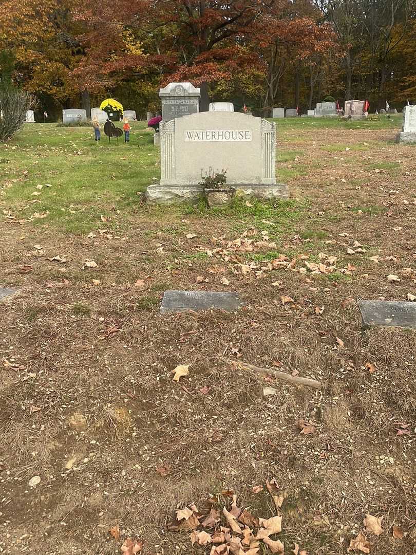 Bernice E. Taylor's grave. Photo 2